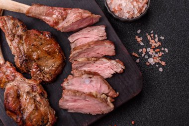 Et, ızgara dana eti, kaburga ya da biftek. Et yemeği, ızgara yemek.