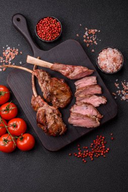 Et, ızgara dana eti, kaburga ya da biftek. Et yemeği, ızgara yemek.