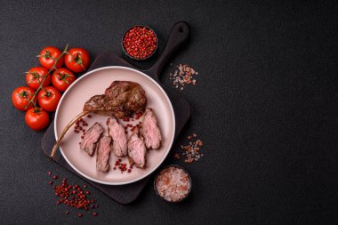 Et, ızgara dana eti, kaburga ya da biftek. Et yemeği, ızgara yemek.