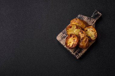 Yiyecek, patates, ikiye bölünmüş ya da ızgara. Fırında patates, tuz ve baharat.