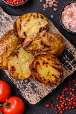 Yiyecek, patates, ikiye bölünmüş ya da ızgara. Fırında patates, tuz ve baharat.