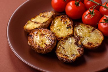 Yiyecek, patates, ikiye bölünmüş ya da ızgara. Fırında patates, tuz ve baharat.