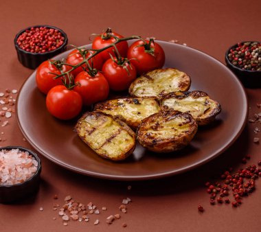 Yiyecek, patates, ikiye bölünmüş ya da ızgara. Fırında patates, tuz ve baharat.