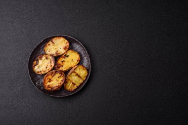 Yiyecek, patates, ikiye bölünmüş ya da ızgara. Fırında patates, tuz ve baharat.