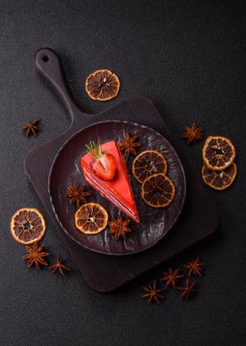 Yemek arkaplanı olarak bir parça kırmızı kadife kek. Doğum günü kutlamaları, düğünler için tatlı pastalar.