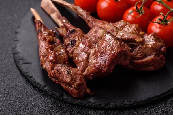 Et, ızgara dana eti, kaburga ya da biftek. Et yemeği, ızgara yemek.