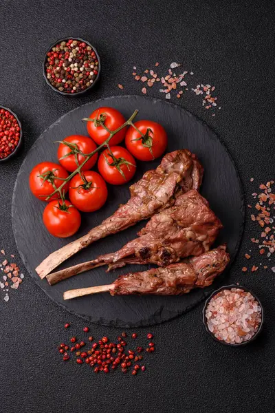 Et, ızgara dana eti, kaburga ya da biftek. Et yemeği, ızgara yemek.