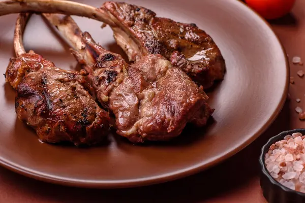 Et, ızgara dana eti, kaburga ya da biftek. Et yemeği, ızgara yemek.