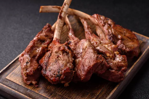 Et, ızgara dana eti, kaburga ya da biftek. Et yemeği, ızgara yemek.