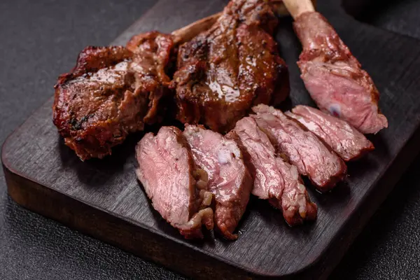 Et, ızgara dana eti, kaburga ya da biftek. Et yemeği, ızgara yemek.