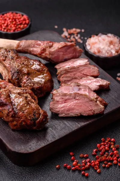 Et, ızgara dana eti, kaburga ya da biftek. Et yemeği, ızgara yemek.