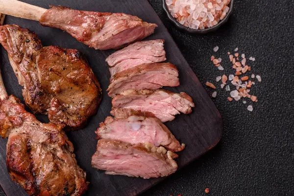 Et, ızgara dana eti, kaburga ya da biftek. Et yemeği, ızgara yemek.