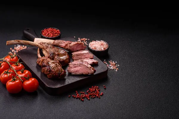 Et, ızgara dana eti, kaburga ya da biftek. Et yemeği, ızgara yemek.