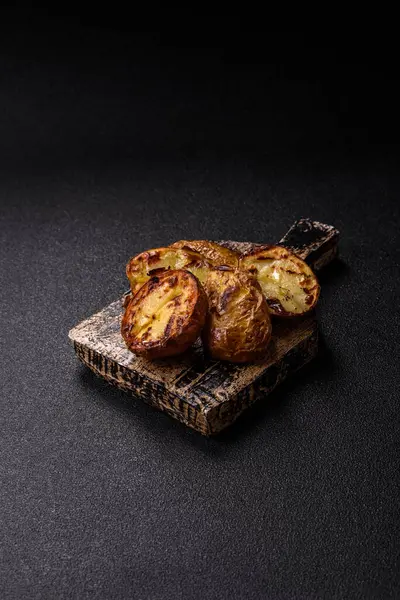 Yiyecek, patates, ikiye bölünmüş ya da ızgara. Fırında patates, tuz ve baharat.