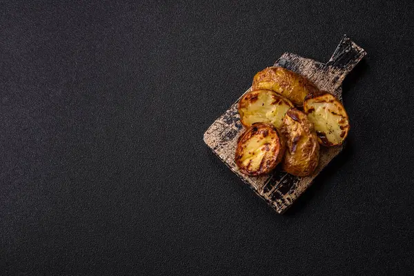 Yiyecek, patates, ikiye bölünmüş ya da ızgara. Fırında patates, tuz ve baharat.