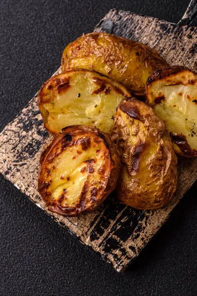 Yiyecek, patates, ikiye bölünmüş ya da ızgara. Fırında patates, tuz ve baharat.