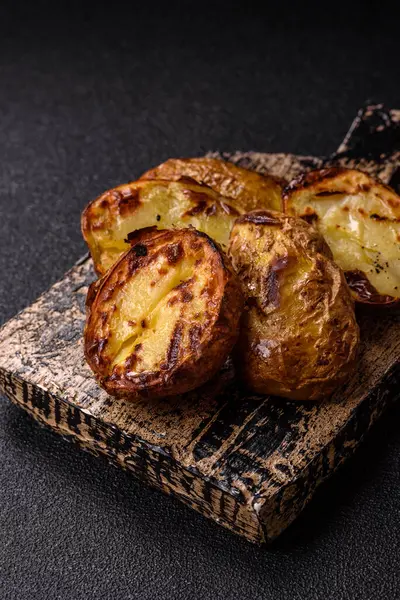 Yiyecek, patates, ikiye bölünmüş ya da ızgara. Fırında patates, tuz ve baharat.