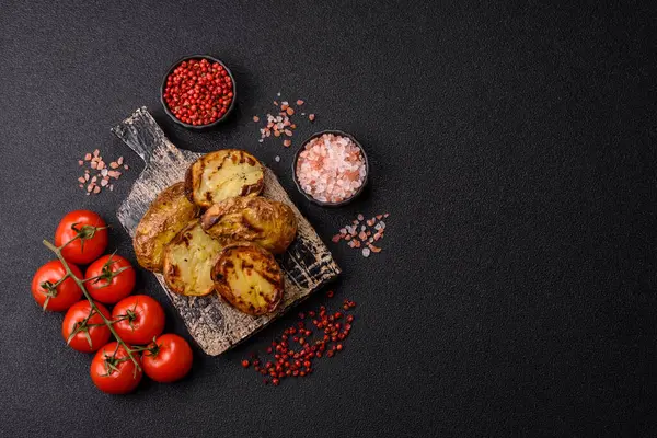 Yiyecek, patates, ikiye bölünmüş ya da ızgara. Fırında patates, tuz ve baharat.