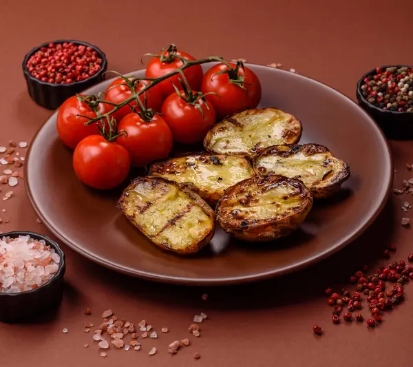 Yiyecek, patates, ikiye bölünmüş ya da ızgara. Fırında patates, tuz ve baharat.