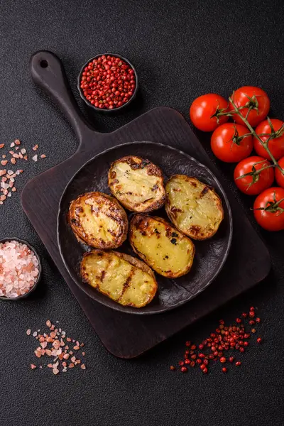 Yiyecek, patates, ikiye bölünmüş ya da ızgara. Fırında patates, tuz ve baharat.