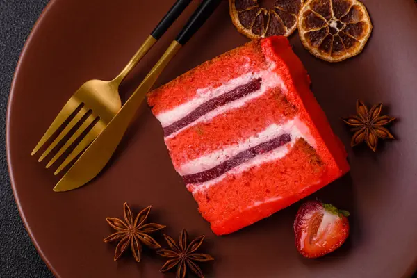 Yemek arkaplanı olarak bir parça kırmızı kadife kek. Doğum günü kutlamaları, düğünler için tatlı pastalar.