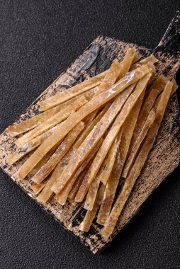 Yiyecek, atıştırmalık ya da kurutulmuş tuzlu balıktan yapılmış baharatlı kurutulmuş et. Atıştırmalıklar balık kuru bira çubukları