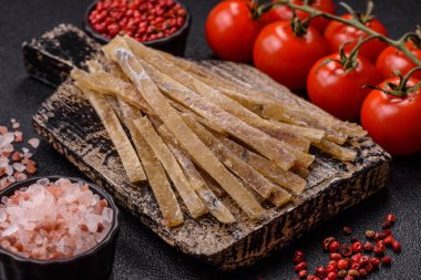 Yiyecek, atıştırmalık ya da kurutulmuş tuzlu balıktan yapılmış baharatlı kurutulmuş et. Atıştırmalıklar balık kuru bira çubukları
