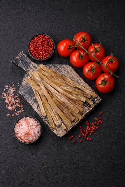 Yiyecek, atıştırmalık ya da kurutulmuş tuzlu balıktan yapılmış baharatlı kurutulmuş et. Atıştırmalıklar balık kuru bira çubukları