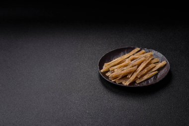 Yiyecek, atıştırmalık ya da kurutulmuş tuzlu balıktan yapılmış baharatlı kurutulmuş et. Atıştırmalıklar balık kuru bira çubukları