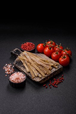 Yiyecek, atıştırmalık ya da kurutulmuş tuzlu balıktan yapılmış baharatlı kurutulmuş et. Atıştırmalıklar balık kuru bira çubukları