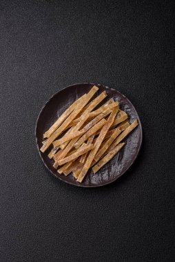 Yiyecek, atıştırmalık ya da kurutulmuş tuzlu balıktan yapılmış baharatlı kurutulmuş et. Atıştırmalıklar balık kuru bira çubukları