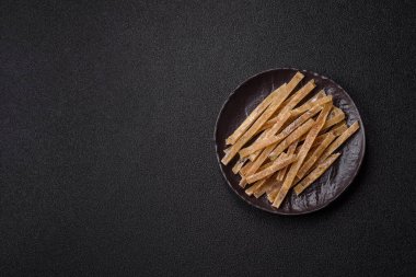 Yiyecek, atıştırmalık ya da kurutulmuş tuzlu balıktan yapılmış baharatlı kurutulmuş et. Atıştırmalıklar balık kuru bira çubukları
