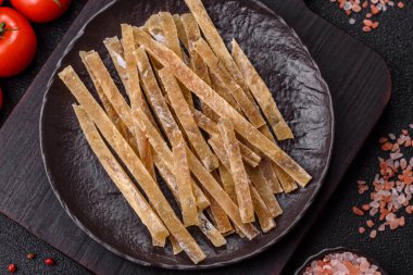 Yiyecek, atıştırmalık ya da kurutulmuş tuzlu balıktan yapılmış baharatlı kurutulmuş et. Atıştırmalıklar balık kuru bira çubukları