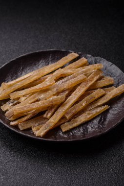 Yiyecek, atıştırmalık ya da kurutulmuş tuzlu balıktan yapılmış baharatlı kurutulmuş et. Atıştırmalıklar balık kuru bira çubukları