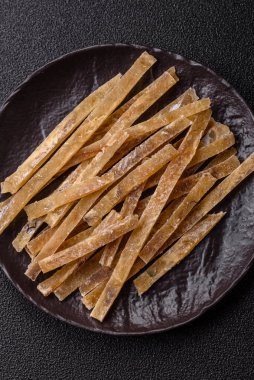 Yiyecek, atıştırmalık ya da kurutulmuş tuzlu balıktan yapılmış baharatlı kurutulmuş et. Atıştırmalıklar balık kuru bira çubukları