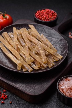 Yiyecek, atıştırmalık ya da kurutulmuş tuzlu balıktan yapılmış baharatlı kurutulmuş et. Atıştırmalıklar balık kuru bira çubukları