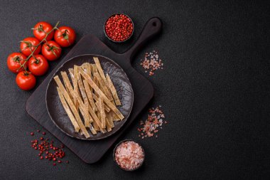 Yiyecek, atıştırmalık ya da kurutulmuş tuzlu balıktan yapılmış baharatlı kurutulmuş et. Atıştırmalıklar balık kuru bira çubukları