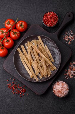 Yiyecek, atıştırmalık ya da kurutulmuş tuzlu balıktan yapılmış baharatlı kurutulmuş et. Atıştırmalıklar balık kuru bira çubukları