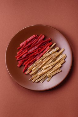 Bir set kurutulmuş et ya da tuzlu ve baharatlı tavuk ve balık. Kurutulmuş bira atıştırmalıkları