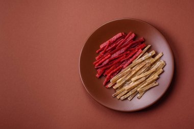 Bir set kurutulmuş et ya da tuzlu ve baharatlı tavuk ve balık. Kurutulmuş bira atıştırmalıkları