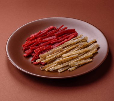 Bir set kurutulmuş et ya da tuzlu ve baharatlı tavuk ve balık. Kurutulmuş bira atıştırmalıkları