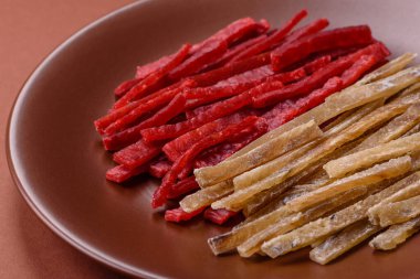 Bir set kurutulmuş et ya da tuzlu ve baharatlı tavuk ve balık. Kurutulmuş bira atıştırmalıkları