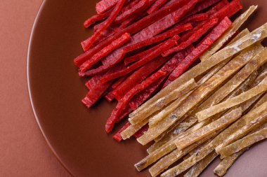 Bir set kurutulmuş et ya da tuzlu ve baharatlı tavuk ve balık. Kurutulmuş bira atıştırmalıkları