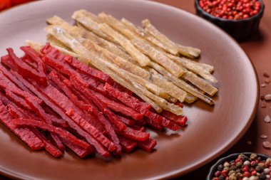 Bir set kurutulmuş et ya da tuzlu ve baharatlı tavuk ve balık. Kurutulmuş bira atıştırmalıkları