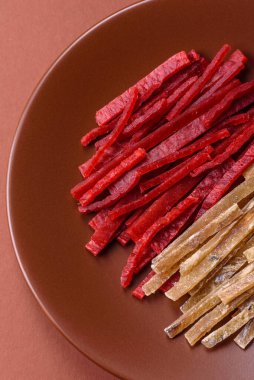 Bir set kurutulmuş et ya da tuzlu ve baharatlı tavuk ve balık. Kurutulmuş bira atıştırmalıkları