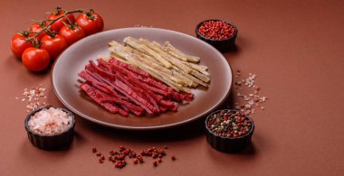 Bir set kurutulmuş et ya da tuzlu ve baharatlı tavuk ve balık. Kurutulmuş bira atıştırmalıkları