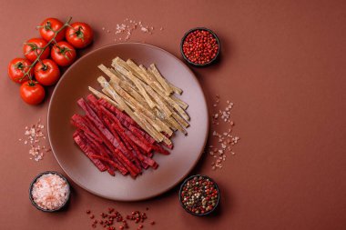 Bir set kurutulmuş et ya da tuzlu ve baharatlı tavuk ve balık. Kurutulmuş bira atıştırmalıkları