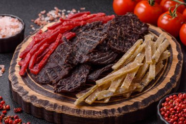 Kurutulmuş et ya da meze, tuz ve baharatlı tavuk ve balık. Kurutulmuş bira atıştırmalıkları