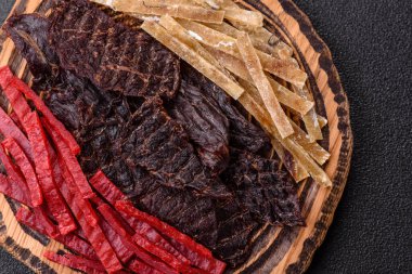 Kurutulmuş et ya da meze, tuz ve baharatlı tavuk ve balık. Kurutulmuş bira atıştırmalıkları