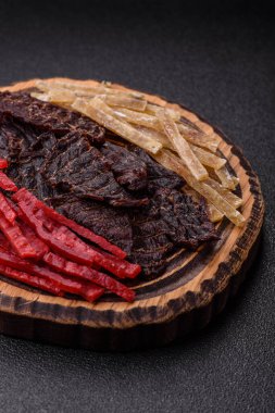 Kurutulmuş et ya da meze, tuz ve baharatlı tavuk ve balık. Kurutulmuş bira atıştırmalıkları